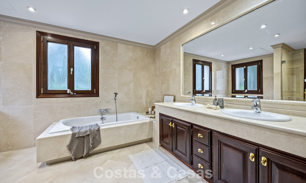 Lujosa villa con arquitectura única en venta rodeada de campos de golf en Benahavis - Marbella 778870