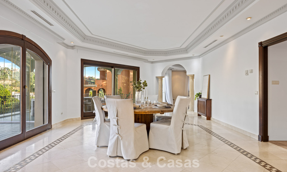 Lujosa villa con arquitectura única en venta rodeada de campos de golf en Benahavis - Marbella 778875