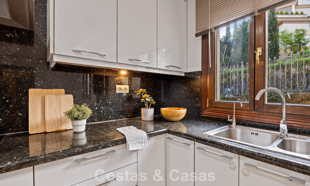 Lujosa villa con arquitectura única en venta rodeada de campos de golf en Benahavis - Marbella 778877