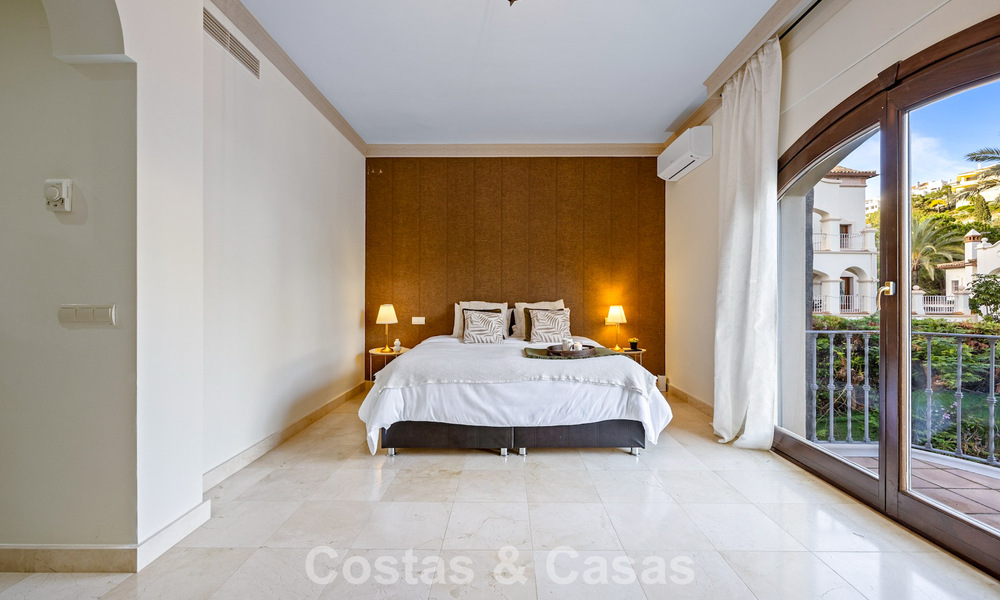 Lujosa villa con arquitectura única en venta rodeada de campos de golf en Benahavis - Marbella 778878