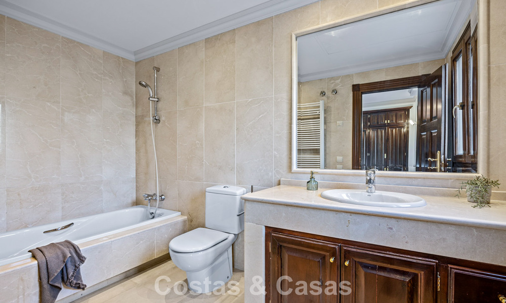 Lujosa villa con arquitectura única en venta rodeada de campos de golf en Benahavis - Marbella 778879