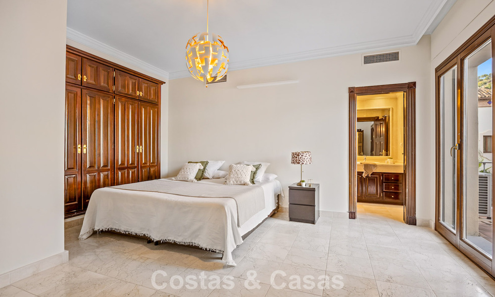 Lujosa villa con arquitectura única en venta rodeada de campos de golf en Benahavis - Marbella 778882