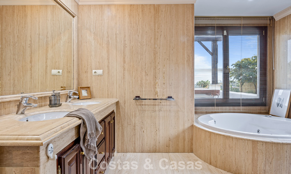 Lujosa villa con arquitectura única en venta rodeada de campos de golf en Benahavis - Marbella 778883