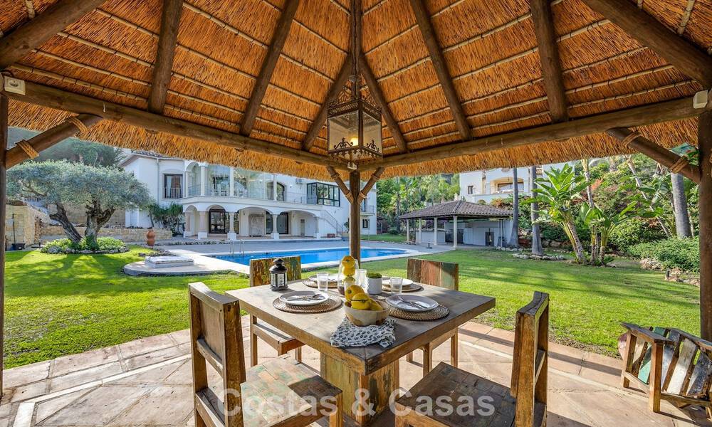 Lujosa villa con arquitectura única en venta rodeada de campos de golf en Benahavis - Marbella 778884