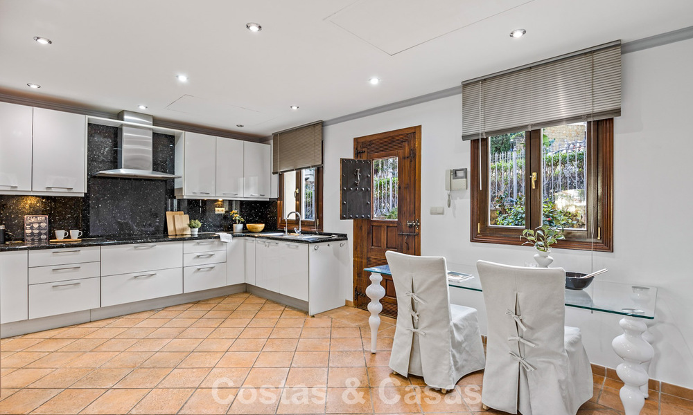 Lujosa villa con arquitectura única en venta rodeada de campos de golf en Benahavis - Marbella 778887