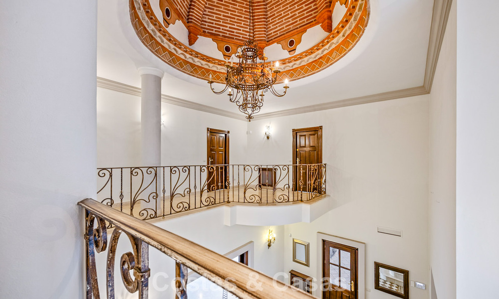 Lujosa villa con arquitectura única en venta rodeada de campos de golf en Benahavis - Marbella 778888