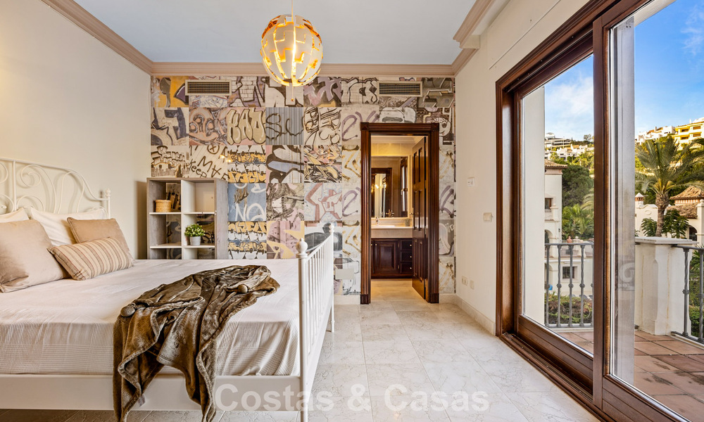 Lujosa villa con arquitectura única en venta rodeada de campos de golf en Benahavis - Marbella 778891