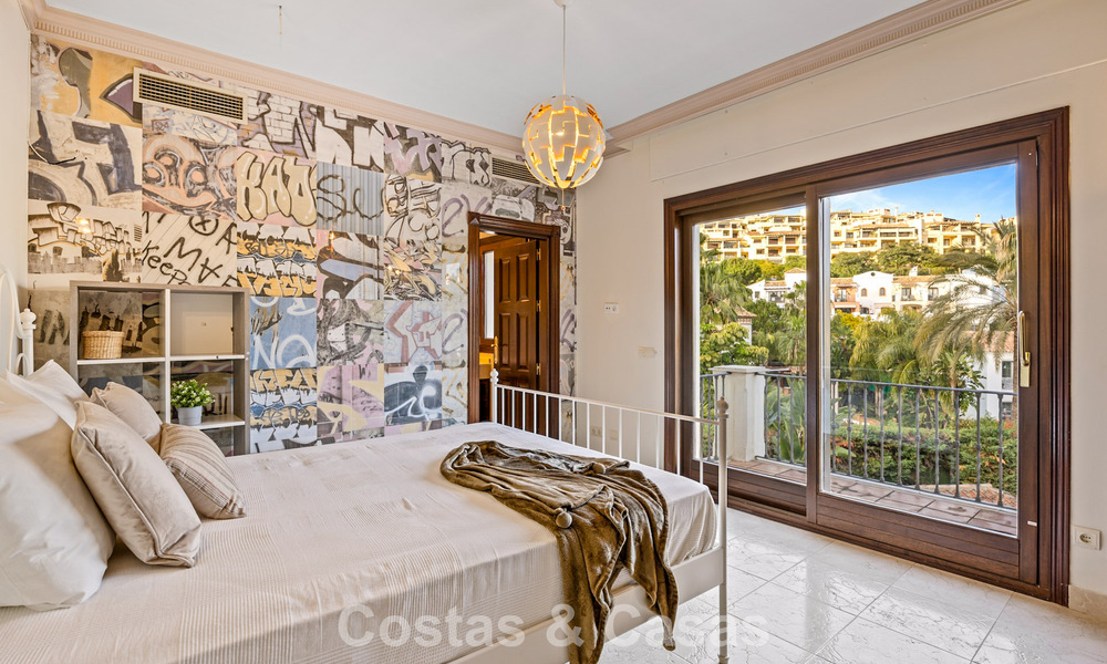 Lujosa villa con arquitectura única en venta rodeada de campos de golf en Benahavis - Marbella 778892