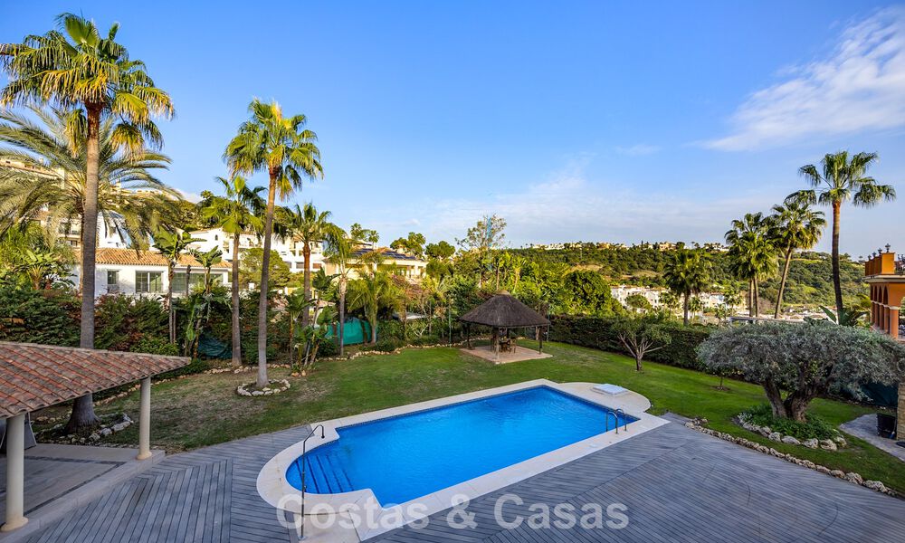 Lujosa villa con arquitectura única en venta rodeada de campos de golf en Benahavis - Marbella 778895
