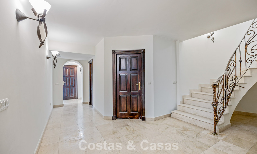 Lujosa villa con arquitectura única en venta rodeada de campos de golf en Benahavis - Marbella 778896