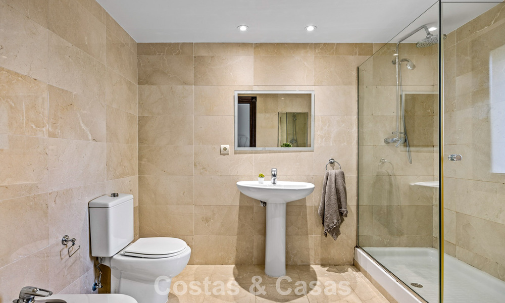 Lujosa villa con arquitectura única en venta rodeada de campos de golf en Benahavis - Marbella 778897