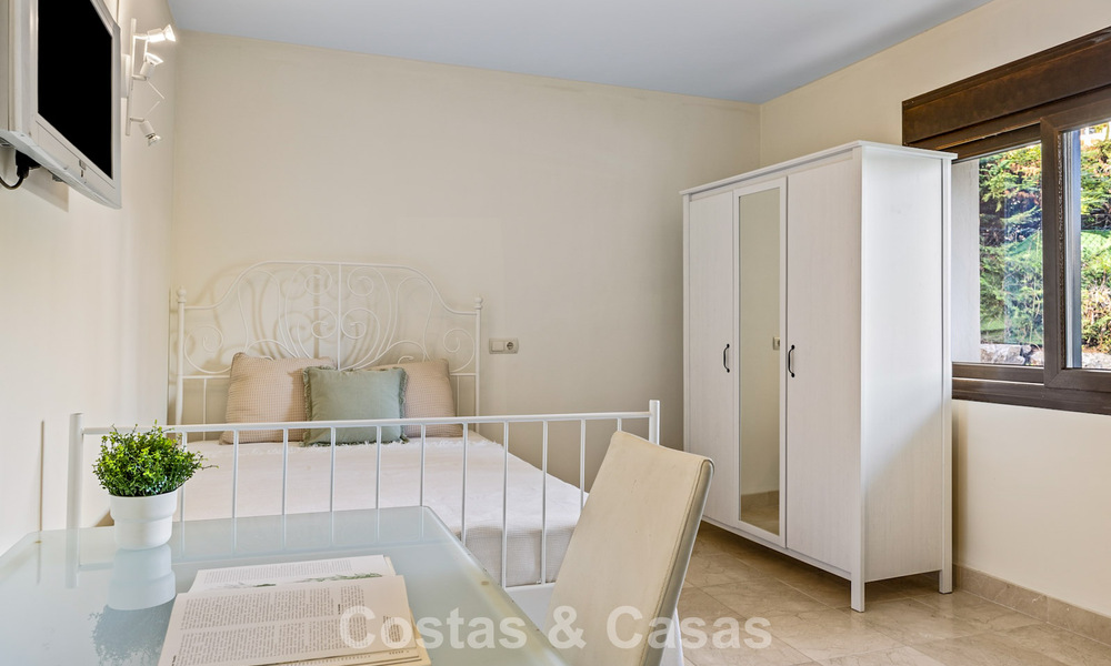 Lujosa villa con arquitectura única en venta rodeada de campos de golf en Benahavis - Marbella 778898