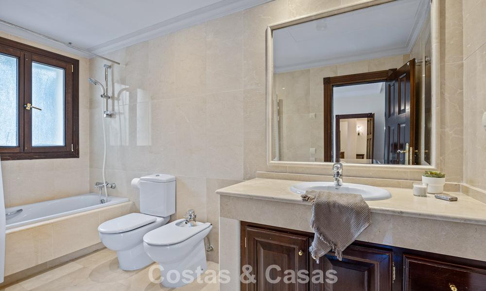 Lujosa villa con arquitectura única en venta rodeada de campos de golf en Benahavis - Marbella 778899