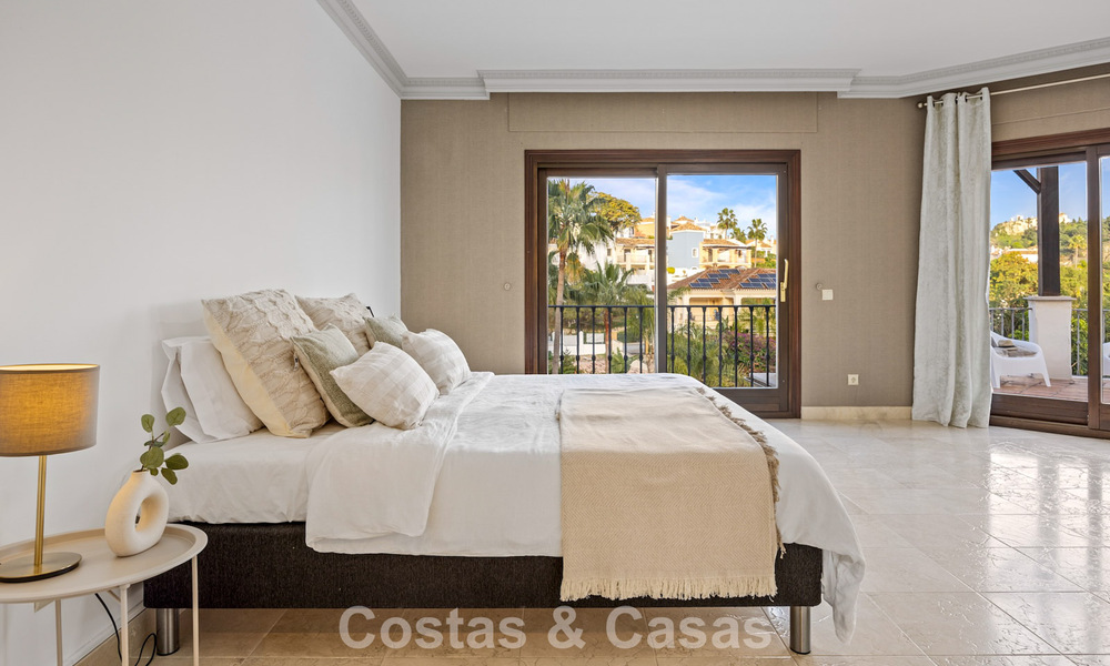 Lujosa villa con arquitectura única en venta rodeada de campos de golf en Benahavis - Marbella 778900