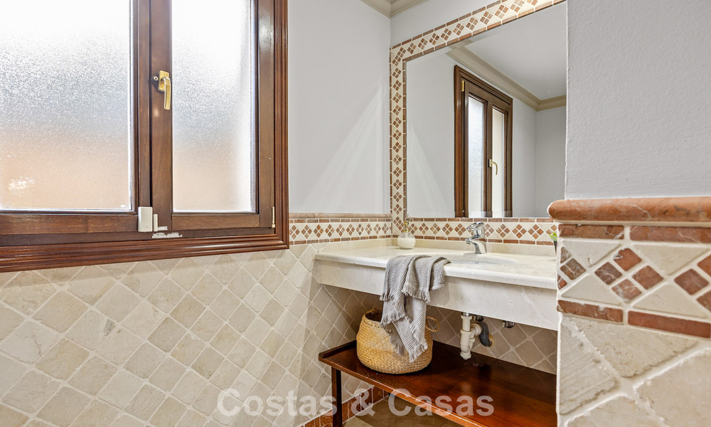 Lujosa villa con arquitectura única en venta rodeada de campos de golf en Benahavis - Marbella 778901