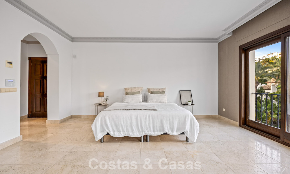 Lujosa villa con arquitectura única en venta rodeada de campos de golf en Benahavis - Marbella 778902