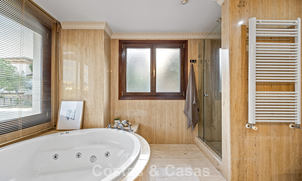 Lujosa villa con arquitectura única en venta rodeada de campos de golf en Benahavis - Marbella 778903