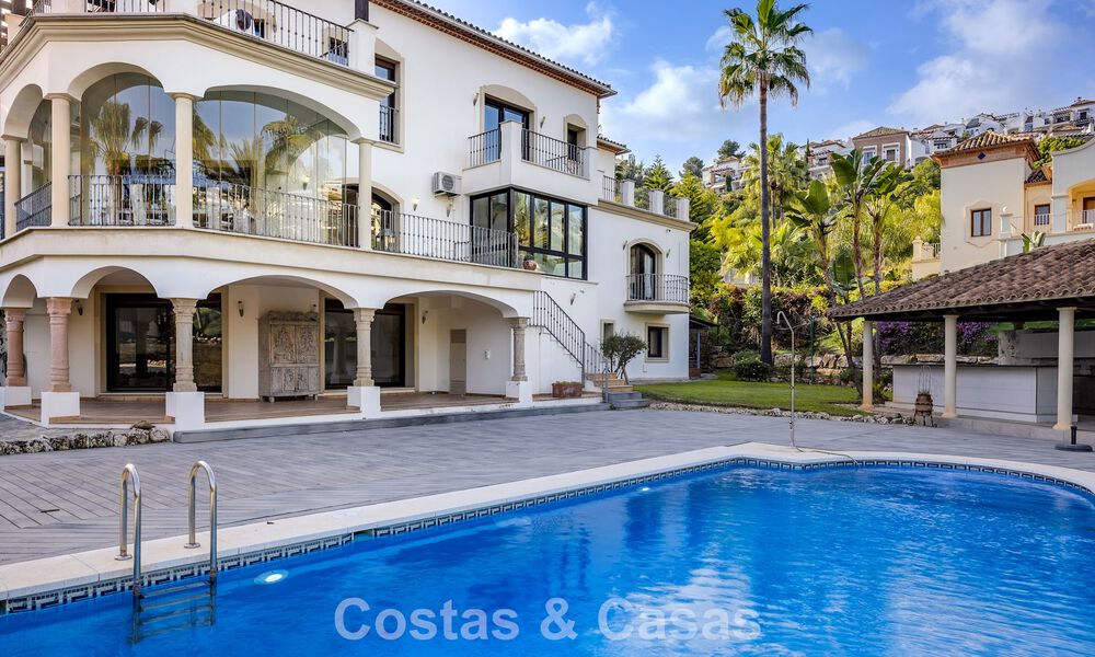 Lujosa villa con arquitectura única en venta rodeada de campos de golf en Benahavis - Marbella 778907