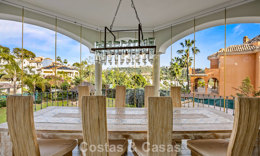 Lujosa villa con arquitectura única en venta rodeada de campos de golf en Benahavis - Marbella 778908