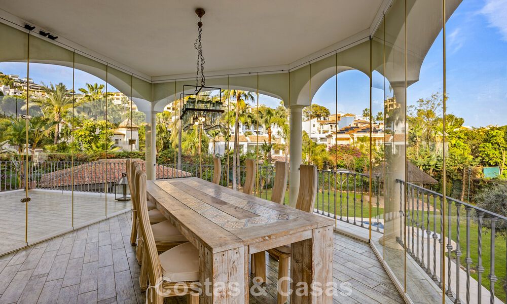 Lujosa villa con arquitectura única en venta rodeada de campos de golf en Benahavis - Marbella 778910