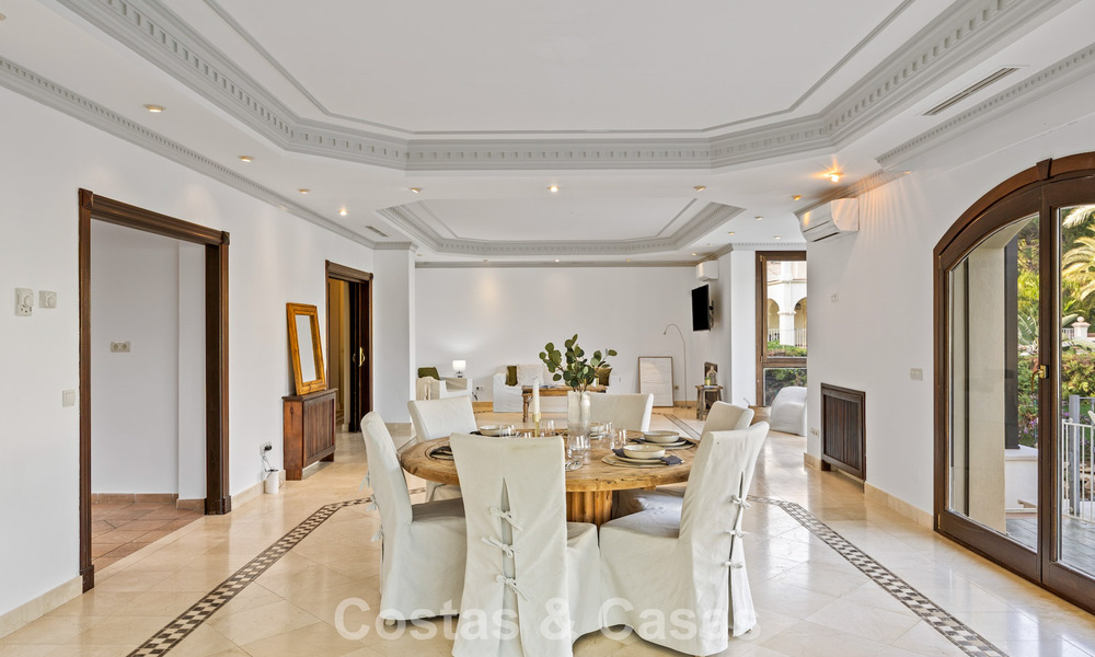 Lujosa villa con arquitectura única en venta rodeada de campos de golf en Benahavis - Marbella 778911