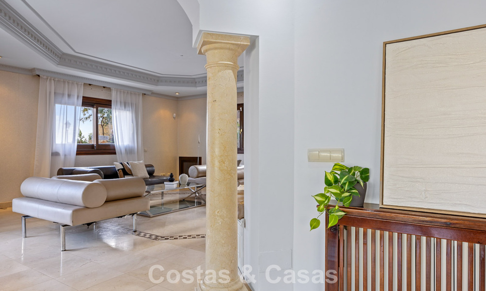 Lujosa villa con arquitectura única en venta rodeada de campos de golf en Benahavis - Marbella 778912