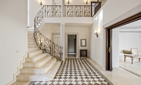 Lujosa villa con arquitectura única en venta rodeada de campos de golf en Benahavis - Marbella 779065