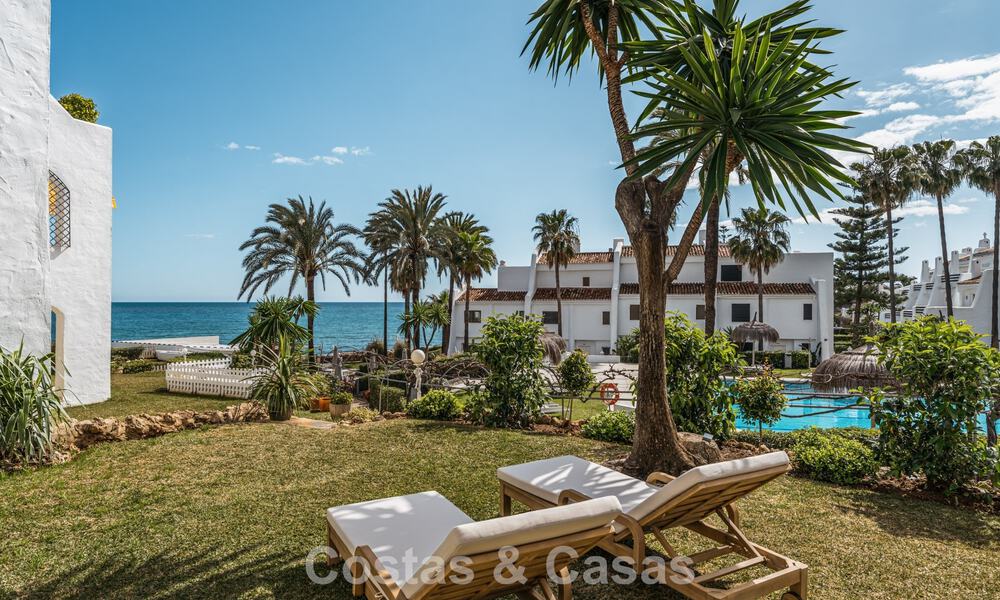Apartamento de playa reformado de primera clase con vistas al mar en venta en la Milla de Oro de Marbella 779038