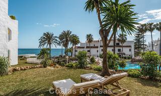 Apartamento de playa reformado de primera clase con vistas al mar en venta en la Milla de Oro de Marbella 779038 