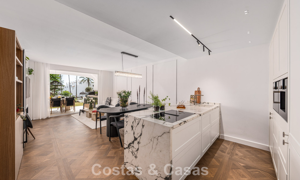 Apartamento de playa reformado de primera clase con vistas al mar en venta en la Milla de Oro de Marbella 779039