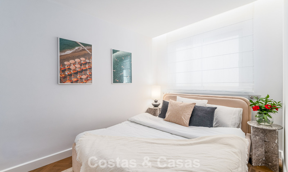 Apartamento de playa reformado de primera clase con vistas al mar en venta en la Milla de Oro de Marbella 779040