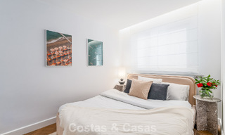 Apartamento de playa reformado de primera clase con vistas al mar en venta en la Milla de Oro de Marbella 779040 