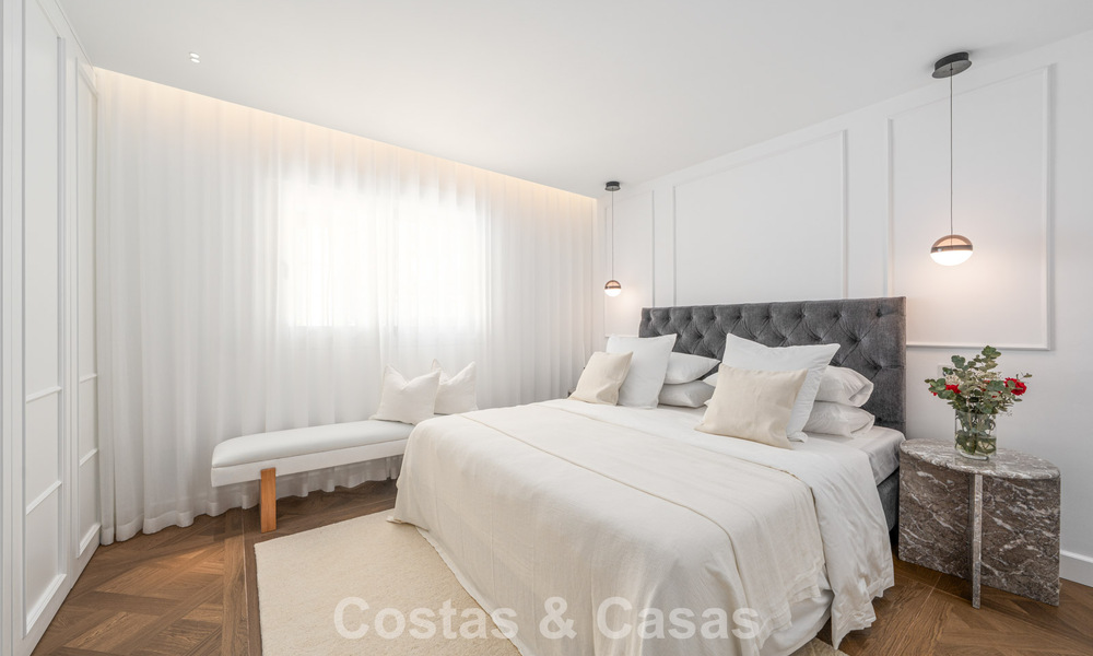 Apartamento de playa reformado de primera clase con vistas al mar en venta en la Milla de Oro de Marbella 779041