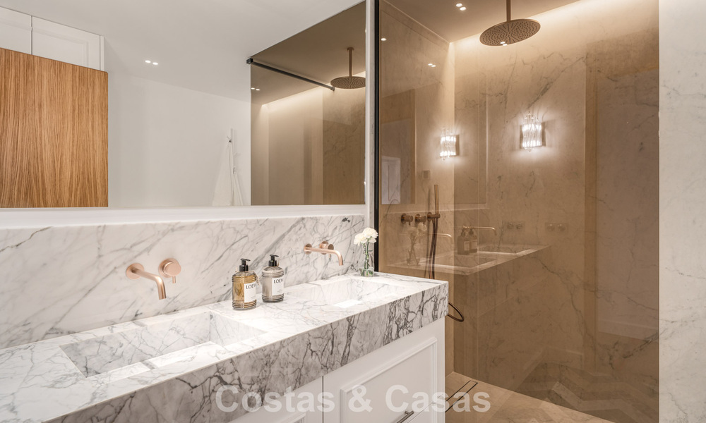 Apartamento de playa reformado de primera clase con vistas al mar en venta en la Milla de Oro de Marbella 779042