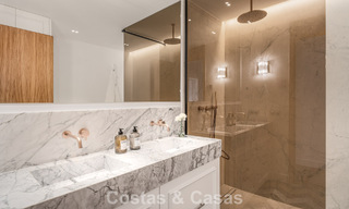 Apartamento de playa reformado de primera clase con vistas al mar en venta en la Milla de Oro de Marbella 779042 