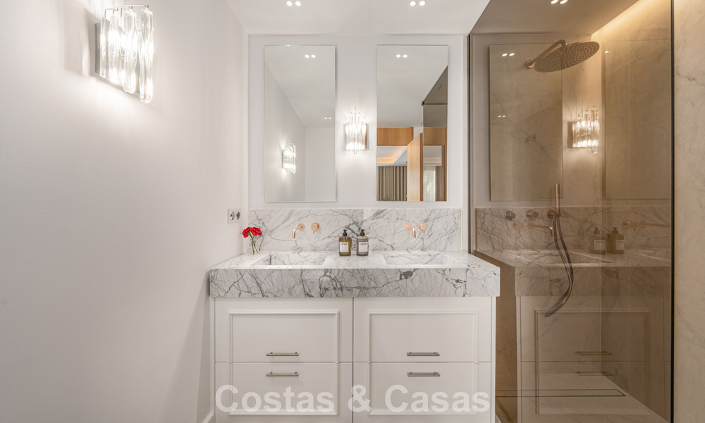 Apartamento de playa reformado de primera clase con vistas al mar en venta en la Milla de Oro de Marbella 779043