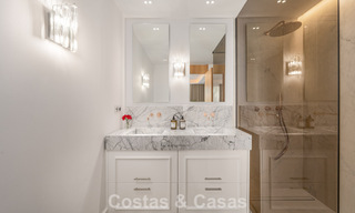 Apartamento de playa reformado de primera clase con vistas al mar en venta en la Milla de Oro de Marbella 779043 