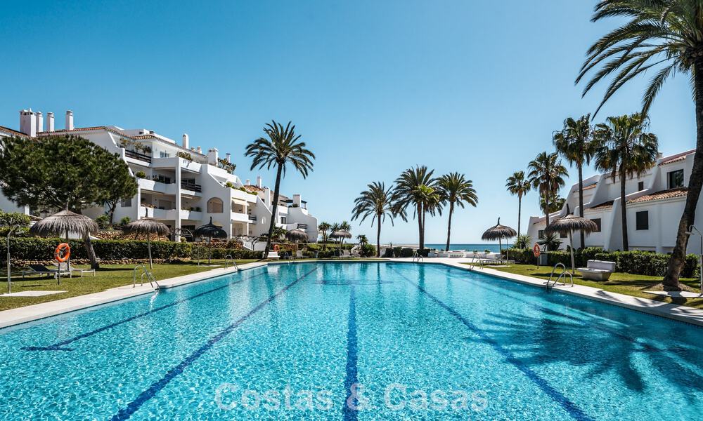 Apartamento de playa reformado de primera clase con vistas al mar en venta en la Milla de Oro de Marbella 779044