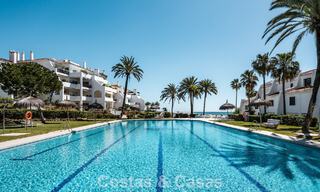 Apartamento de playa reformado de primera clase con vistas al mar en venta en la Milla de Oro de Marbella 779044 