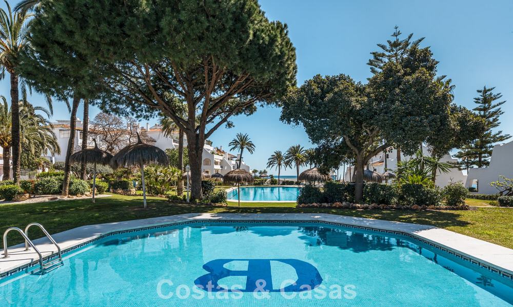 Apartamento de playa reformado de primera clase con vistas al mar en venta en la Milla de Oro de Marbella 779045