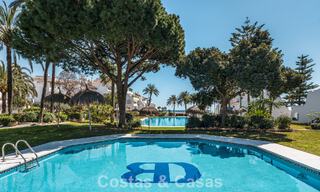Apartamento de playa reformado de primera clase con vistas al mar en venta en la Milla de Oro de Marbella 779045 
