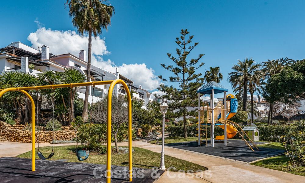 Apartamento de playa reformado de primera clase con vistas al mar en venta en la Milla de Oro de Marbella 779046