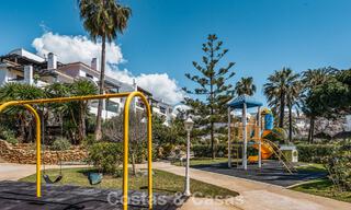 Apartamento de playa reformado de primera clase con vistas al mar en venta en la Milla de Oro de Marbella 779046 
