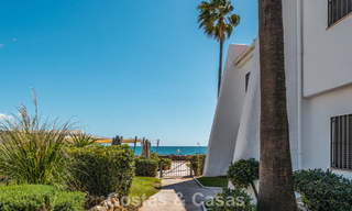 Apartamento de playa reformado de primera clase con vistas al mar en venta en la Milla de Oro de Marbella 779047 