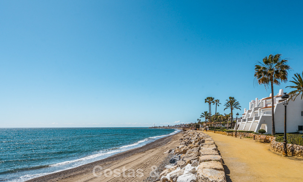 Apartamento de playa reformado de primera clase con vistas al mar en venta en la Milla de Oro de Marbella 779048