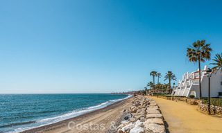 Apartamento de playa reformado de primera clase con vistas al mar en venta en la Milla de Oro de Marbella 779048 