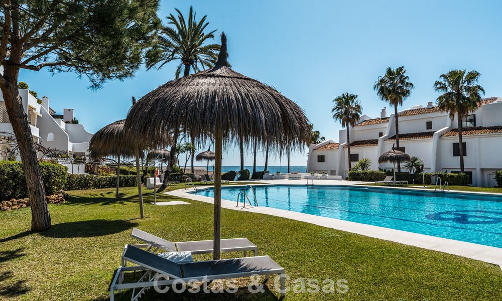Apartamento de playa reformado de primera clase con vistas al mar en venta en la Milla de Oro de Marbella 779049