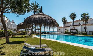 Apartamento de playa reformado de primera clase con vistas al mar en venta en la Milla de Oro de Marbella 779049 
