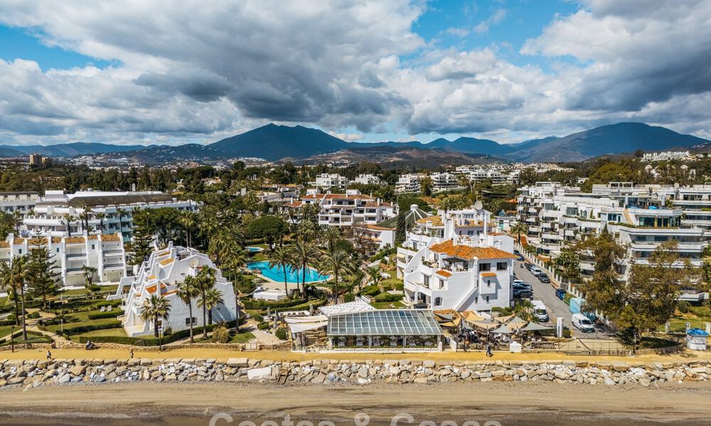 Apartamento de playa reformado de primera clase con vistas al mar en venta en la Milla de Oro de Marbella 779050