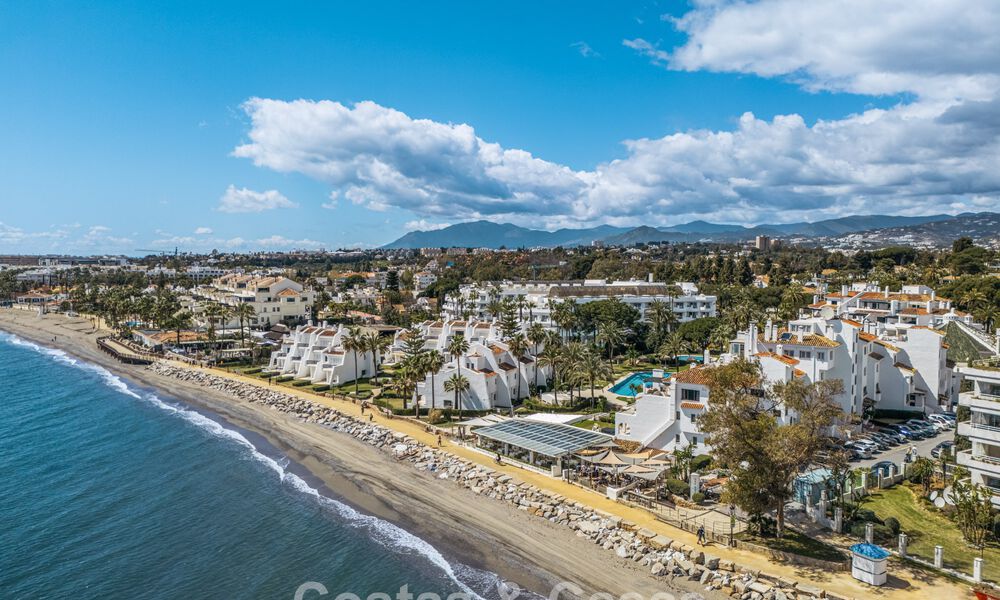 Apartamento de playa reformado de primera clase con vistas al mar en venta en la Milla de Oro de Marbella 779051